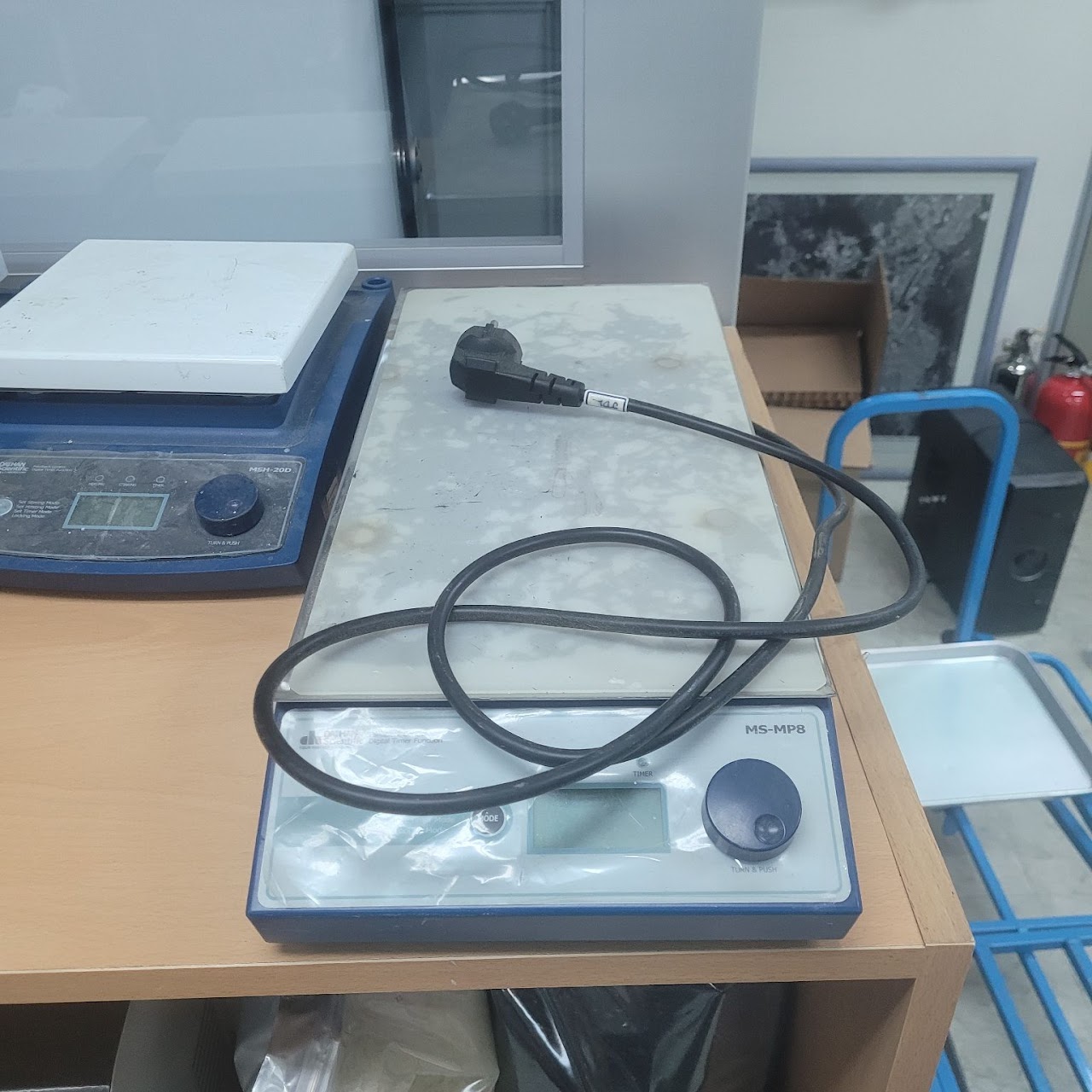 Multi-point magnetic stirrer